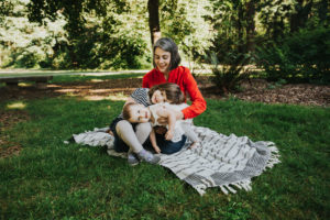 Family-of-Four-Nadaka-Nature-Park-Portland-Oregon-Meg-Ross-Photography